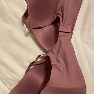 Victoria’s Secret. 36DD t-shirt lightly lined . No wire